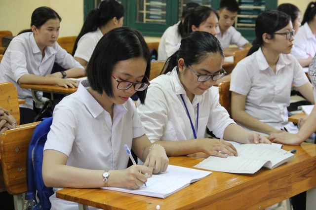 Nữ sinh giành cùng lúc 3 học bổng nuôi khát vọng trở thành nhà ngoại giao - 1
Học trên lớp, Quỳnh Giao (ngoài cùng bên trái) luôn có kỹ năng tiếp thu bài nhanh, hòa đồng với bạn bè.