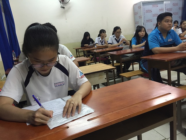 Giáo viên nhận định: Đề Toán sẽ rất hiếm điểm 10 - 1 Học sinh tại TPHCM trong ngày làm thủ tục thi THPT quốc gia năm 2017