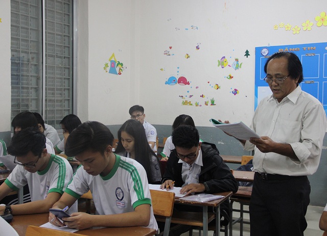 Sĩ tử ôn ngày luyện đêm trước kỳ thi lớn - 2
Học sinh Trường THPT Marie Curie (TPHCM) trong những ngày cuối ôn tập trước khi thi.
