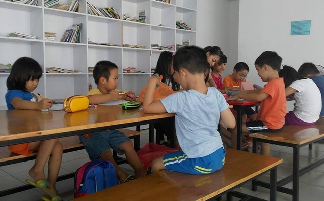 Cận cảnh "gò" trẻ luyện chữ trước khi vào lớp 1 - 2 Cận cảnh "gò" trẻ luyện chữ trước khi vào lớp 1 - 2
