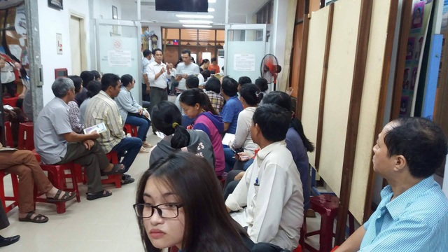 Chen chân xếp hàng đăng ký học thêm hè cho con - 1 Chen chân xếp hàng đăng ký học thêm hè cho con - 1