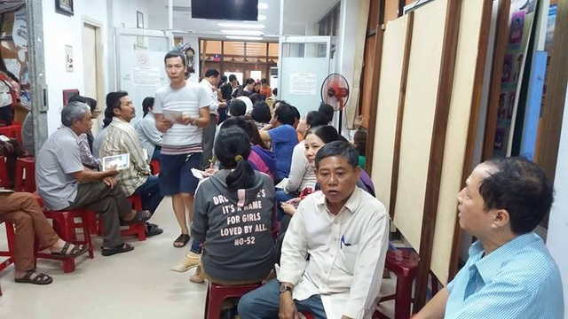 Chen chân xếp hàng đăng ký học thêm hè cho con - 3 Chen chân xếp hàng đăng ký học thêm hè cho con - 3