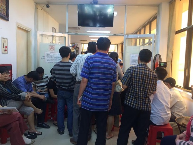 Chen chân xếp hàng đăng ký học thêm hè cho con - 2 Chen chân xếp hàng đăng ký học thêm hè cho con - 2