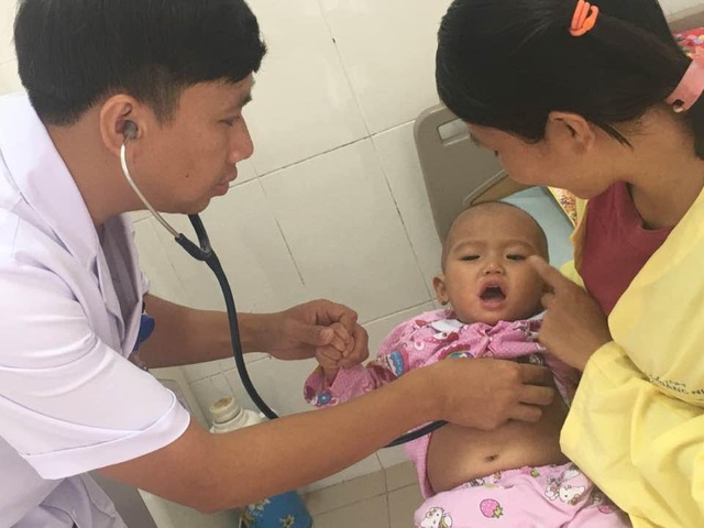 Bé gái đối mặt với cái chết vì biến chứng ho gà phải lọc máu - 1 Sau hơn 20 ngày điều trị tích cực, lọc máu liên tục bé gái qua khỏi tình trạng nguy kịch, vẫn đang dược điều trị giai đoạn phục hồi.