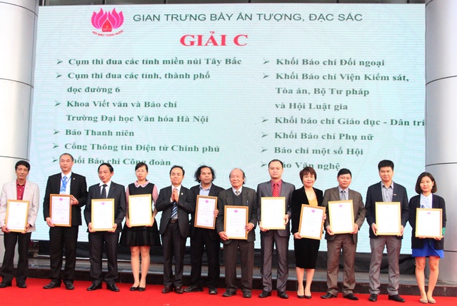 “Nhà báo viết về các hiện tượng tiêu cực, tham nhũng sẽ không cô đơn” - 4
Gian trưng bày của Báo Dân trí đoạt giải C của Giải gian trưng bày ấn tượng, đặc sắc.