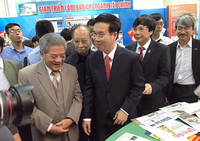 Hội báo toàn quốc: “Báo chí Việt Nam đồng hành cùng Đất nước đổi mới” - 1
Ông Võ Văn Thưởng - Ủy viên Bộ Chính trị, Trưởng ban Tuyên giáo Trung ương - đi thăm các gian trưng bày báo chí.