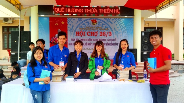 Sinh viên làm hội chợ 26/3 nhằm giúp đỡ huyện vùng cao - 3 Tại Hội chợ, nhiều bạn sinh viên đã mang sách đến ủng hộ cho Đoàn Thanh niên của trường