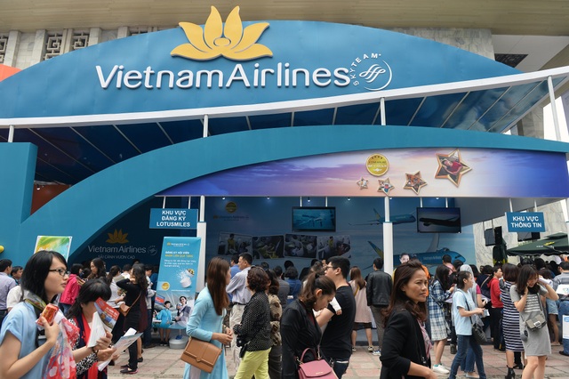 Hàng trăm hành khách “săn” vé máy bay giá rẻ tại Hội chợ du lịch - 2 Hội chợ du lịch VITM 2017 khai mạc sáng 6/4