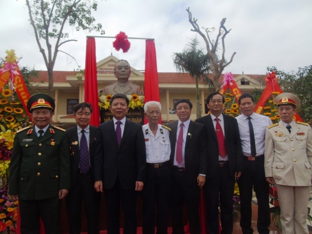 Quảng Bình: Khánh thành tượng Đại tướng Võ Nguyên Giáp tại ngôi trường mang tên Người - 3 Đại diện Hội đồng hương Quảng Bình tại Hà Nội chụp ảnh kỷ niệm cùng lãnh đạo tỉnh Quảng Bình, Trường THPT chuyên Võ Nguyên Giáp.