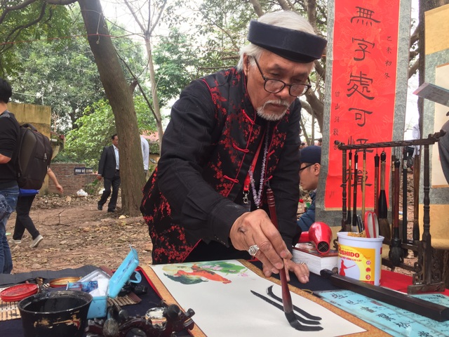 Sôi động trước giờ khai hội vùng Lim - 8 Thầy đồ viết thư pháp