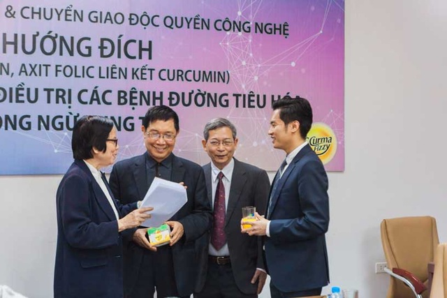 Nghiên cứu đột phá: Nano Curcumin hướng đích chủ động tổ chức viêm và ung thư - 1
PGS.TS Phạm Hữu Lý (người đứng thứ 2 từ trái sang)