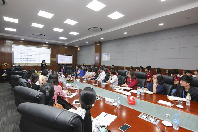 Giảng viên tiếng Anh cần năng lực giao tiếp xuyên văn hóa để dạy hiệu quả - 2 Hội thảo thu hút đông đảo chuyên gia giáo dục đến từ các trường ĐH trong và ngoài nước