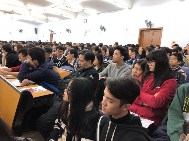 Ngành hót 2018: Công nghệ nano, vũ trụ, hàng không và truyền thông lên ngôi - 1
Hàng nghìn học sinh tham dự ngày hội tuyển sinh 2018 của trường ĐH Việt Pháp ngày 10/12.