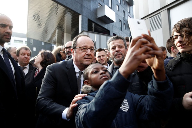 Ảnh "tự sướng" của các nguyên thủ thế giới - 10
Tổng thống Pháp Francoise Hollande chụp ảnh cùng mọi người trong chuyến thăm Ivry-sur-Seine, phía nam Paris tháng 2/2017. (Ảnh: Reuters)