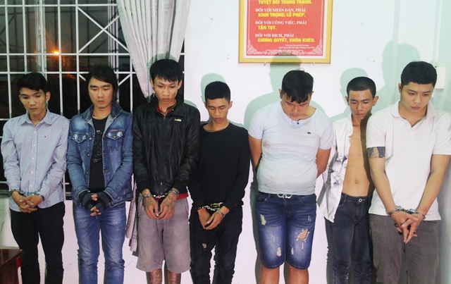 Cảnh sát nổ súng trấn áp nhóm thanh niên thủ “hàng nóng” đi thanh toán - 1 Nhóm thanh niên mang hung khí đi thanh toán bị tạm giữ tại cơ quan điều tra - Ảnh: H.X.