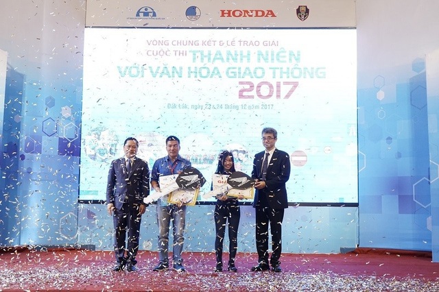Đẩy mạnh tuyên truyền, nâng cao ý thức tham gia giao thông - 2 Phan Văn Thành (Bà Rịa-Vũng Tàu) và Nguyễn Thị Thu Uyên (thành phố Hồ Chí Minh) xuất sắc đạt giải nhất của cuộc thi “Thanh niên với Văn hóa giao thông” năm 2017.