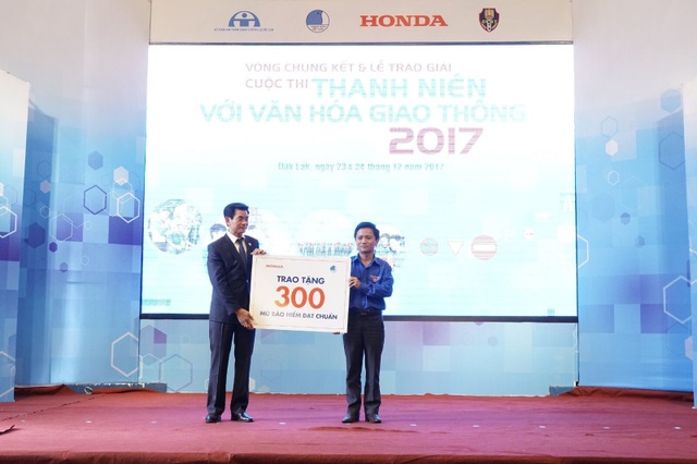 Đẩy mạnh tuyên truyền, nâng cao ý thức tham gia giao thông - 5 HVN tặng 300 mũ bảo hiểm đạt chuẩn cho Tỉnh đoàn Đắk Lắk.