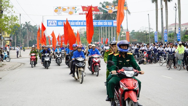 Honda Việt Nam phát động “Chiến dịch An toàn giao thông” tại Hà Nam - 4
Lực lượng cảnh sát và đoàn viên thanh niên tỉnh Hà Nam tham gia diễu hành qua các tuyến phố để hưởng ứng chiến dịch