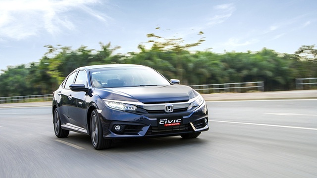 Với giá 950 triệu đồng, Honda Civic mới chính thức góp mặt tại Việt Nam - 4 Với giá 950 triệu đồng, Honda Civic mới chính thức góp mặt tại Việt Nam - 4