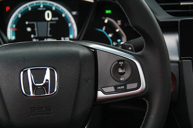 Tay lái của Hond Civic mới tích hợp điều khiển đa phương tiện (có thêm tính năng điều khiển bẳng giọng nói) và hệ thống điều khiển hành trình Cruise Control