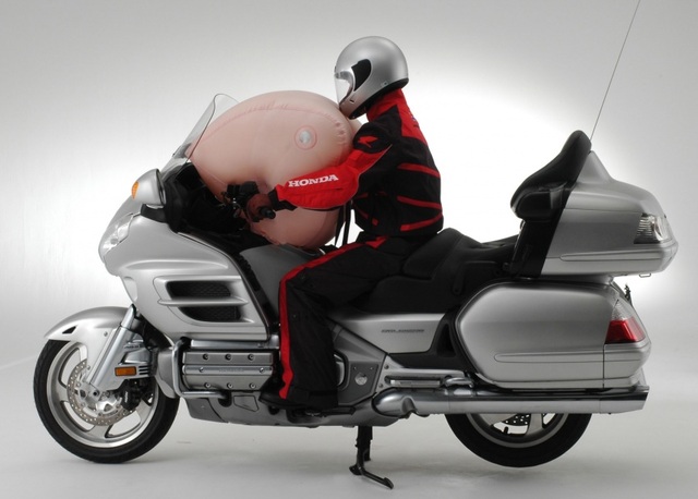 Honda thử nghiệm lắp túi khí cho xe tay ga PCX - 2 Honda thử nghiệm lắp túi khí cho xe tay ga PCX - 2
