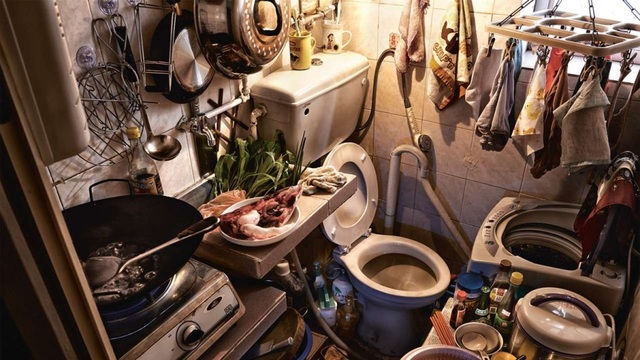 Đến Hong Kong hoa lệ, trải nghiệm khu ổ chuột của người nghèo - 2 Những người lao động nghèo sống trong căn hộ chật chội, thiếu thốn