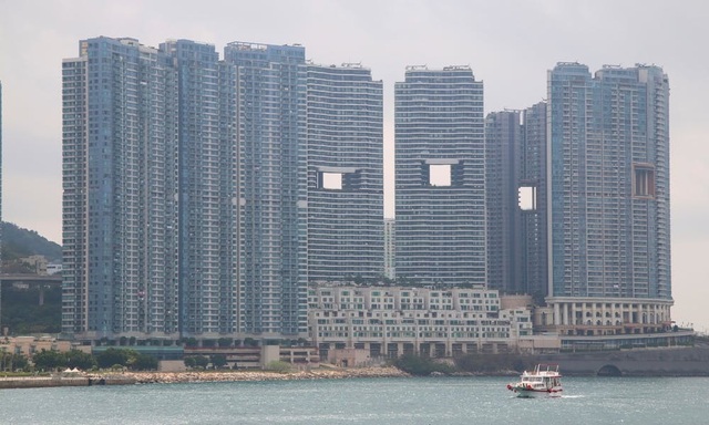 Bí ẩn phía sau những lỗ hổng to xuất hiện trên các tòa cao ốc ở Hong Kong - 4 Bí ẩn phía sau những lỗ hổng to xuất hiện trên các tòa cao ốc ở Hong Kong - 4