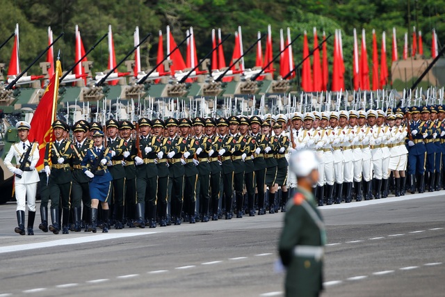 Khoảng 60 phương tiện bọc thép, 12 trực thăng quân sự và hàng chục thiết bị quân sự hiện đại đã được trưng bày tại lễ duyệt binh.