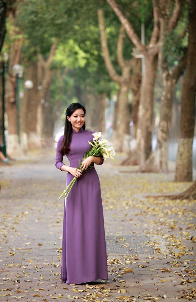 “Giáo viên hoa khôi" trường Ams khoe sắc với hoa loa kèn - 6
Nhiều người nhận xét, cô giáo Phan Hồng Anh có gương mặt xinh đẹp và thần thái không thua kém gì hoa hậu