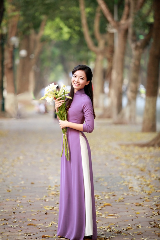 “Giáo viên hoa khôi" trường Ams khoe sắc với hoa loa kèn - 7
Cô giáo Phan Hồng Anh rất nổi tiếng trên mạng xã hội. Facebook cá nhân của cô giáo tài năng duyên dáng này có hơn 5.000 lượt follow.