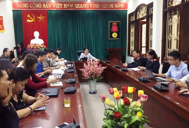 Sơn La họp báo thông tin vụ khởi tố hình sự 17 cán bộ - 2 Chiều nay (19/11), Công an tỉnh Sơn La và Ban Tuyên giáo Tỉnh ủy đã tổ chức họp báo cung cấp thông tin liên quan đến vụ bắt giữ 17 cán bộ tại tỉnh này có liên quan đến bồi thường đất tại khu vực Nhà máy thủy điện Sơn La.