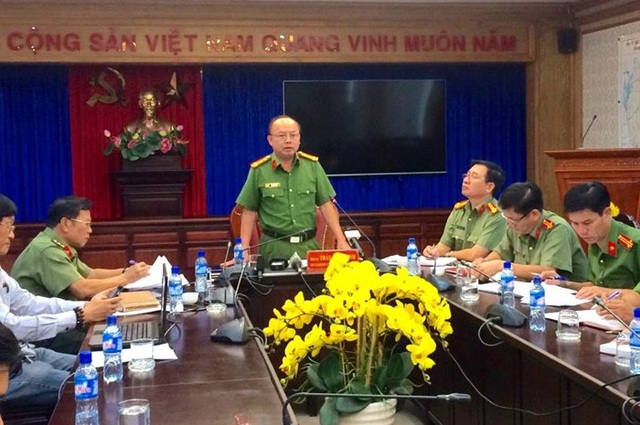 Vụ đầu người trong thùng rác: Công an tỉnh thông tin chính thức - 2
Đại tá Trần Văn Chính, Phó Giám đốc, Thủ trưởng cơ quan CSĐT Công an tỉnh Bình Dương chủ trì, thông tin quá trình điều tra, làm rõ vụ án.
