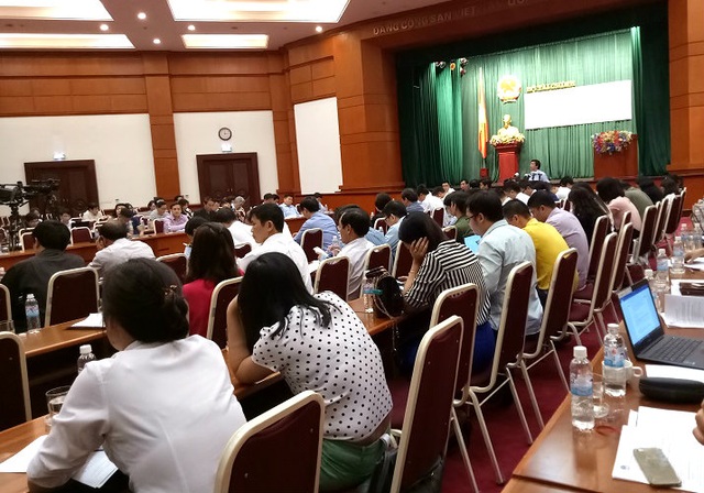 Người Việt đang hưởng giá xăng dầu thuộc nhóm rẻ nhất thế giới! - 1 Rất đông phóng viên báo chí tham dự phiên họp báo chiều nay của Bộ Tài chính (ảnh: BD)