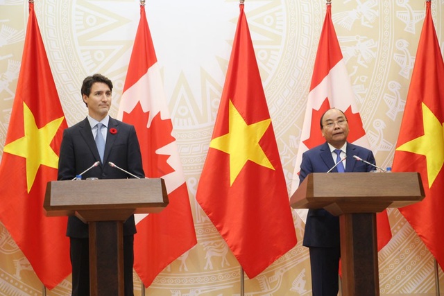 Thủ tướng Canada: "Hồi còn là sinh viên tôi đã khoác ba lô đến Việt Nam" - 1
Hai Thủ tướng Canada Justin Trudeau và Thủ tướng Nguyễn Xuân Phúc trong cuộc họp báo chiều nay (8/11).