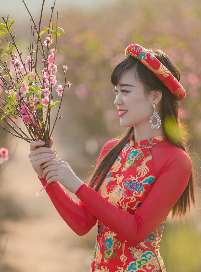 Nữ sinh Phòng cháy chữa cháy xinh đẹp giữa vườn đào Tết - 6 Một hình ảnh khác của Hải Thu trong trang phục áo dài truyền thống của người phụ nữ Việt Nam.