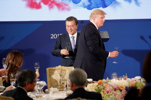 Những phát ngôn gây chú ý của Tổng thống Trump khi công du châu Á - 3
Tổng thống Trump dự quốc yến tại Hàn Quốc. (Ảnh: AFP)