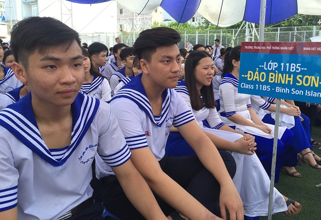 Xúc động với nguyện ước “vẽ tương lai” của nữ sinh khuyết tật trong lễ khai giảng - 2 Lễ khai giảng của trường THPT Nhân Việt trở nên thật ý nghĩa bởi các học sinh được truyền lửa về cách nuôi dưỡng ước mở từ chính một nữ sinh khuyết tật với nổ lực vươn lên