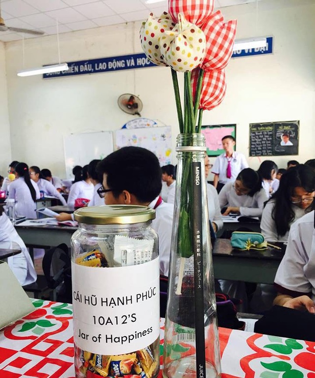 Cô giáo 9X với nhiều giải thưởng ấn tượng - 1
Hũ kẹo hạnh phúc của cô giáo giáo trẻ Trần Thị Quỳnh Anh trong lớp 10A12, Trường THPT Trưng Vương, TPHCM.