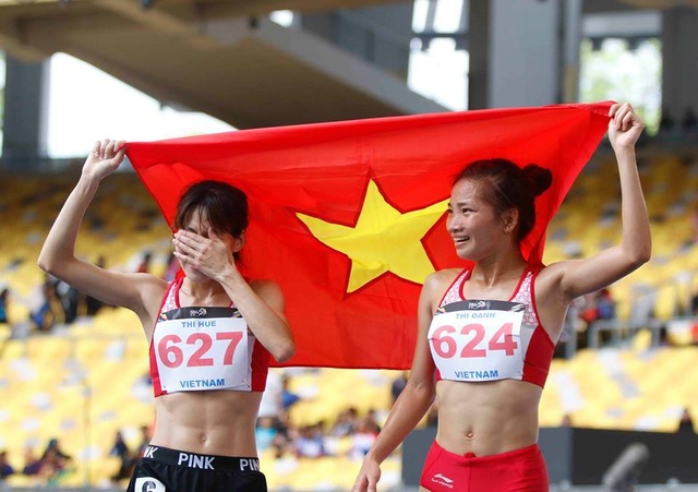 Nhật ký SEA Games 29 ngày 25/8: Kình ngư 15 tuổi Kim Sơn phá kỷ lục SEA Games - 23
Phạm Thị Huệ (trái) bật khóc khi giành HCB, cô về ngay sau đồng đội Nguyễn Thị Oanh, ảnh: Q.H