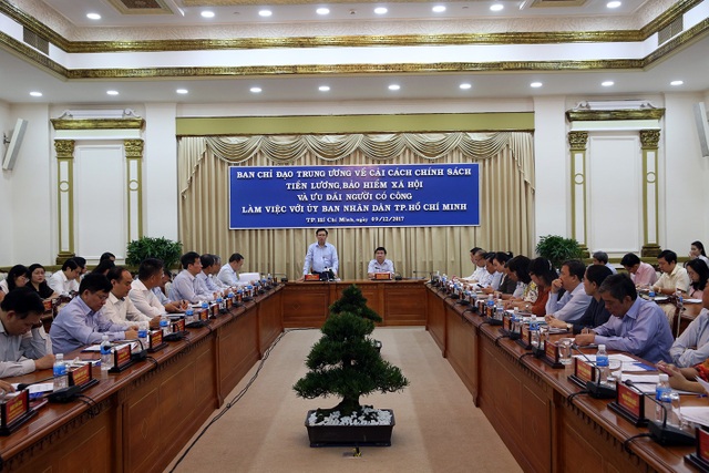 3 năm thêm được 400.000 đồng, tăng lương chủ yếu chỉ bù trượt giá - 1
Phó Thủ tướng Vương Đình Huệ làm việc với UBND TPHCM về việc cải cách tiền lương