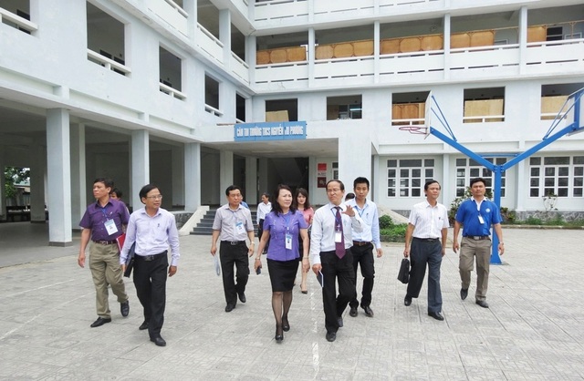 Đánh giá năng lực học sinh trước kỳ thi THPT Quốc gia 2017 bằng thi thử - 2 Thứ trưởng Nguyễn Thị Nghĩa kiểm tra công tác in sao đề thi tại trường THCS Nguyễn Tri Phương, TP Huế
