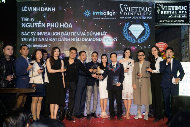 Bác sĩ Việt đầu tiên được trao danh hiệu Kim Cương-Invisalign - 1 bác sĩ Nguyễn Phú Hòa vinh dự danh hiệu Kim Cương-Invisalign do Tổ chức Nha khoa quốc tế Invisalign trao tặng