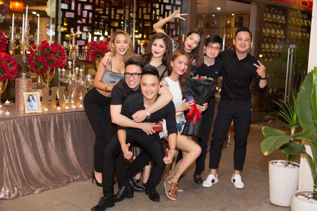 Hương Tràm khoe khéo vòng 1 gợi cảm trong tiệc sinh nhật tuổi 22 - 10 Hương Tràm khoe khéo vòng 1 gợi cảm trong tiệc sinh nhật tuổi 22 - 10