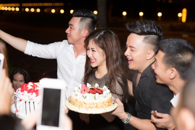 Hương Tràm khoe khéo vòng 1 gợi cảm trong tiệc sinh nhật tuổi 22 - 12 Hương Tràm khoe khéo vòng 1 gợi cảm trong tiệc sinh nhật tuổi 22 - 12