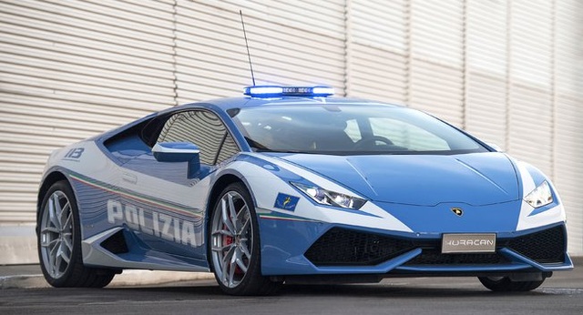 Lamborghini tặng siêu xe Huracan mới cho cảnh sát Italy | Báo Dân trí