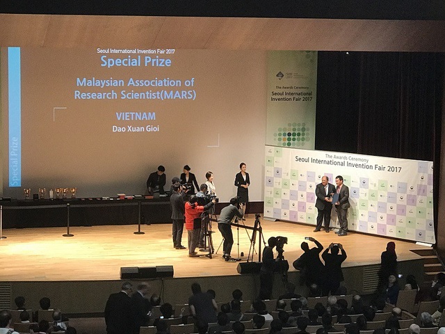 
Chủ tịch Hội các nhà nghiên cứu khoa học Malaysia trao giải đặc biệt của Hội cho các tác giả công trình.
