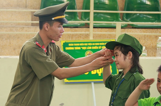 Trẻ học làm chiến sĩ công an trong kỳ nghỉ hè - 1
Học kỳ học làm chiến sĩ công an giúp trẻ rèn luyện khả năng tư duy, khám phá và hoàn thiện bản thân, khả năng giao tiếp và ứng xử với mọi người và biết sẻ chia, trách nhiệm và sống tình cảm với gia đình, bạn bè và xã hội.