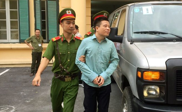 Hơn 700 người được triệu tập tại phiên xử Hà Văn Thắm sáng nay - 3 Hà Văn Thắm được dẫn giải đến tòa.