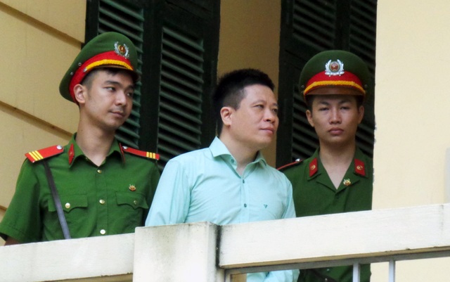 Hà Văn Thắm khai cho vay 500 tỷ bằng... niềm tin (!) - 2 Hà Văn Thắm được dẫn giải khỏi phòng xử.