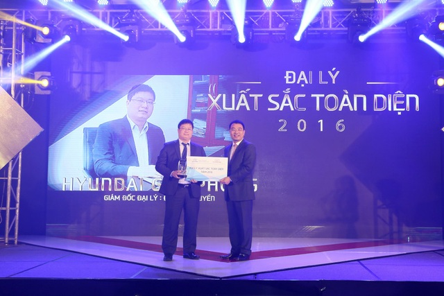 Hyundai Thành Công vinh danh đại lý xuất sắc - 4 Ông Lê Ngọc Đức - TGĐ Hyundai Thành Công Việt Nam trao giải cho Hyundai Giải Phóng - Đại lý xuất sắc toàn diện